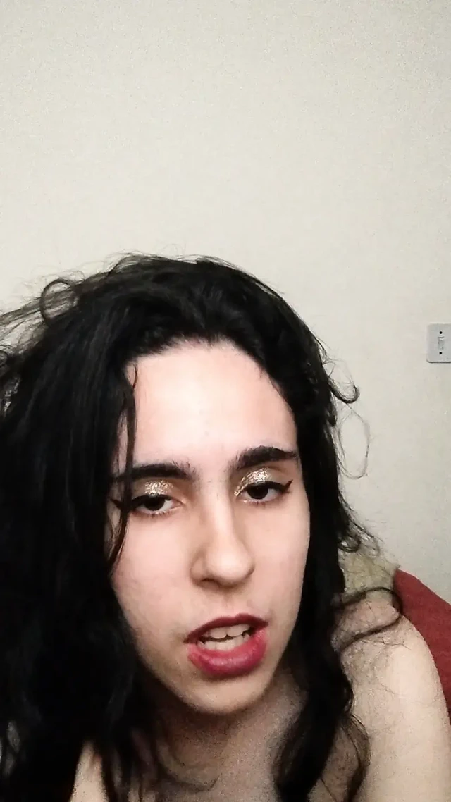 Nymphomaniac beating siririca at party time