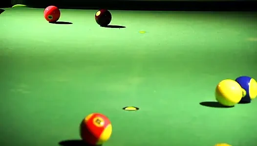 Çarpıcı Asyalı genç kız masada sikicisinden götten sikiliyor