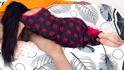 Hintli yaşlı adam kendi gelininin sıkı amını sikiyor