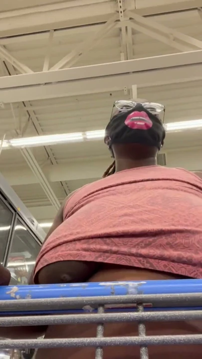 Nookiescookies Walmart'ta meme uçlarını gösteriyor | Klip 1