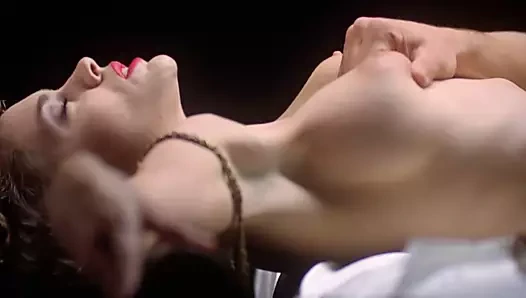 Alyssa milano ağır çekim meme sıkmak