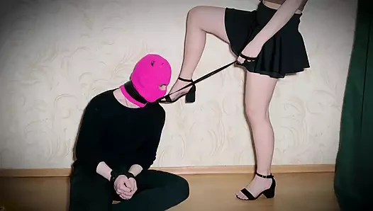 Ayakkabılı ve kısa etekli sahibe kölesini tasmalı bir şekilde ayaklarını öpüyor - girlz .pro - janewalker98