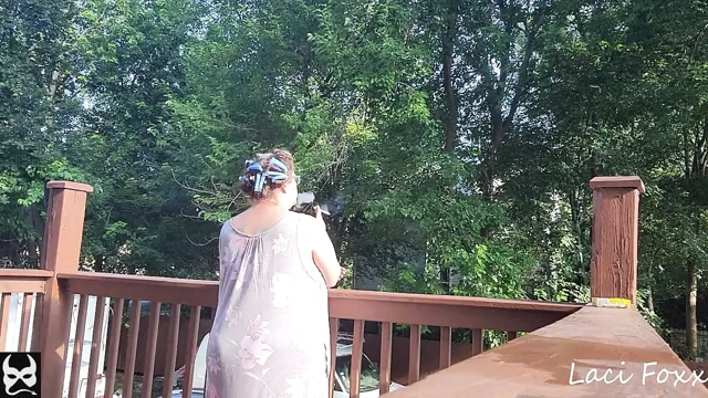 Ma's Curlers'da sigara içen kadın