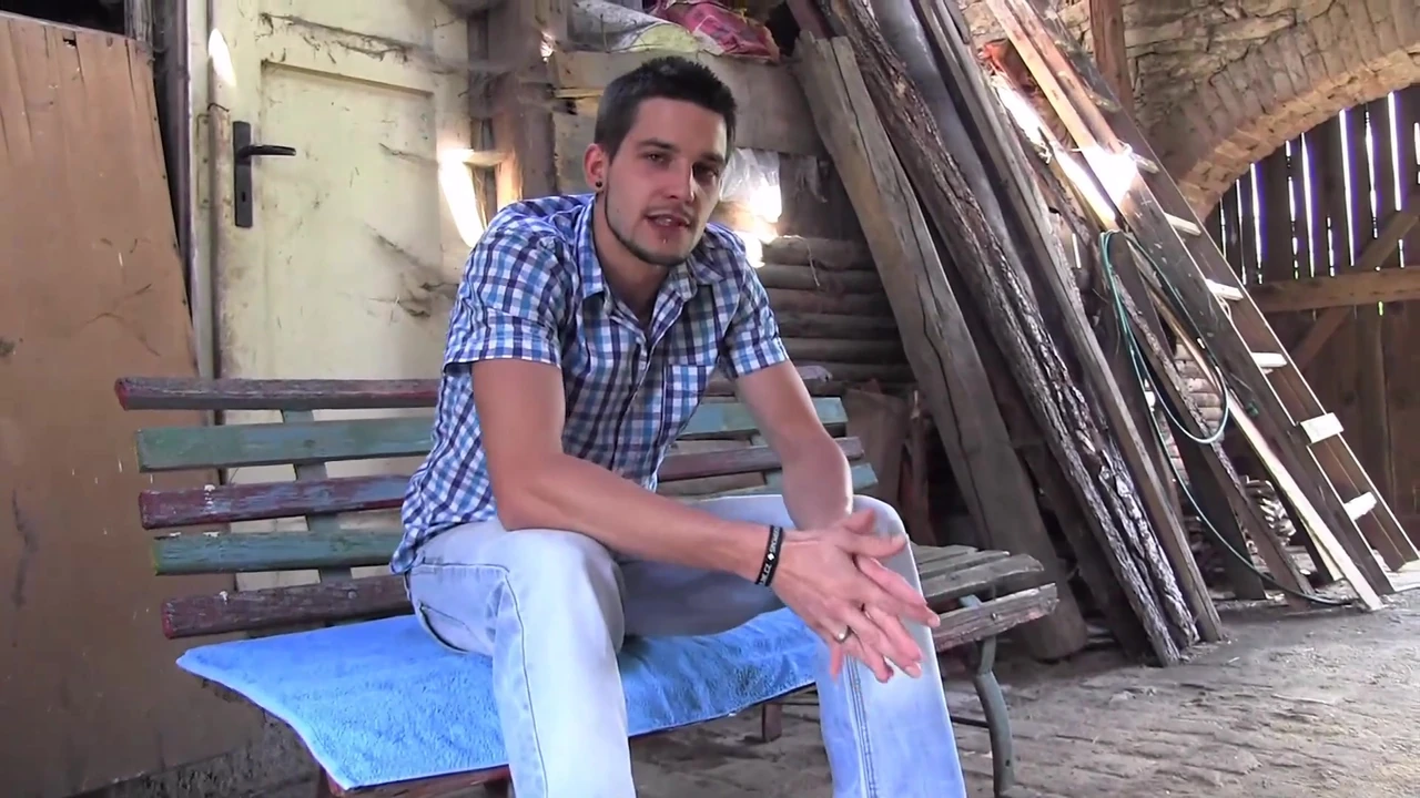 सुंदर युवक हॉट लंड चुसाई और जोरदार गहरी चुदाई के साथ अपने पहले समलैंगिक सेक्स अनुभव का बेसब्री से इंतजार कर रहा है