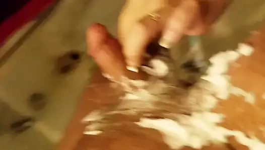 Bebek kız babasını tıraş ediyor