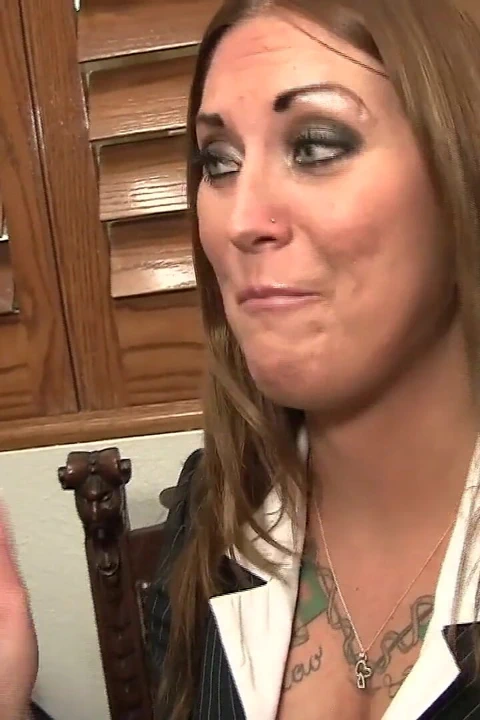 Bella Brookes amına mastürbasyon yapıyor ve mükemmel sakso çekiyor