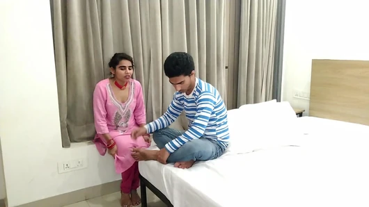 Hotel ke staff ko apne laude pe bithaya