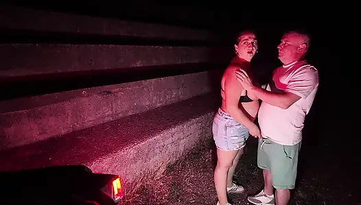 Kocası işteyken sürtük arkadaşımı arabada sikiyorum... Büyük sürtük.