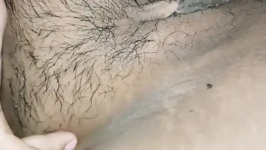 Sevimli kız kanepede pembe amcığını parmaklıyor