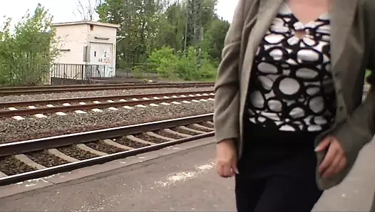 Ev hanımı platformda çekildi ve sikildi