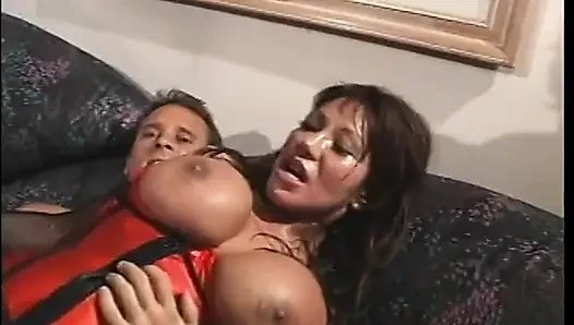 İki adam büyük memeli Asyalı kadının üzerine boşalana kadar kanepede çifte sikişiyor