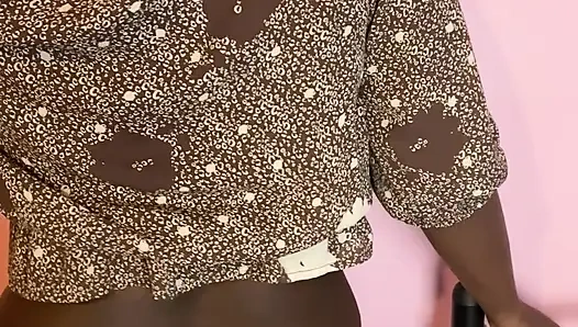 Jamaikalı kız tek başına dans yapıyor (ses yok)