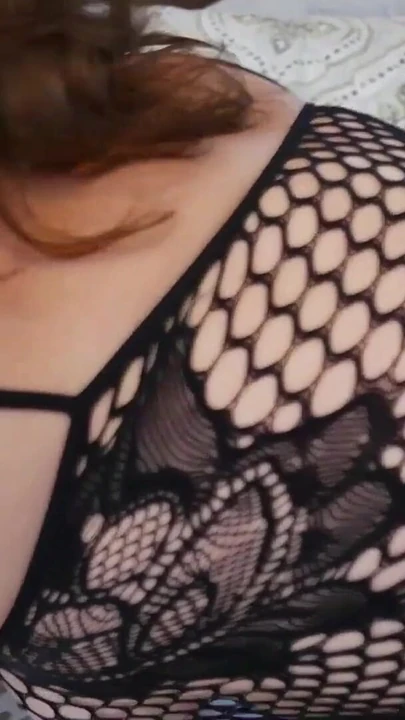 Завораживающий момент из "Roc Bundy доминирует грязной белой шлюшкой в чулках-сеточках с его большим черным членом с большим черным членом, большим черным членом, большим черным членом"