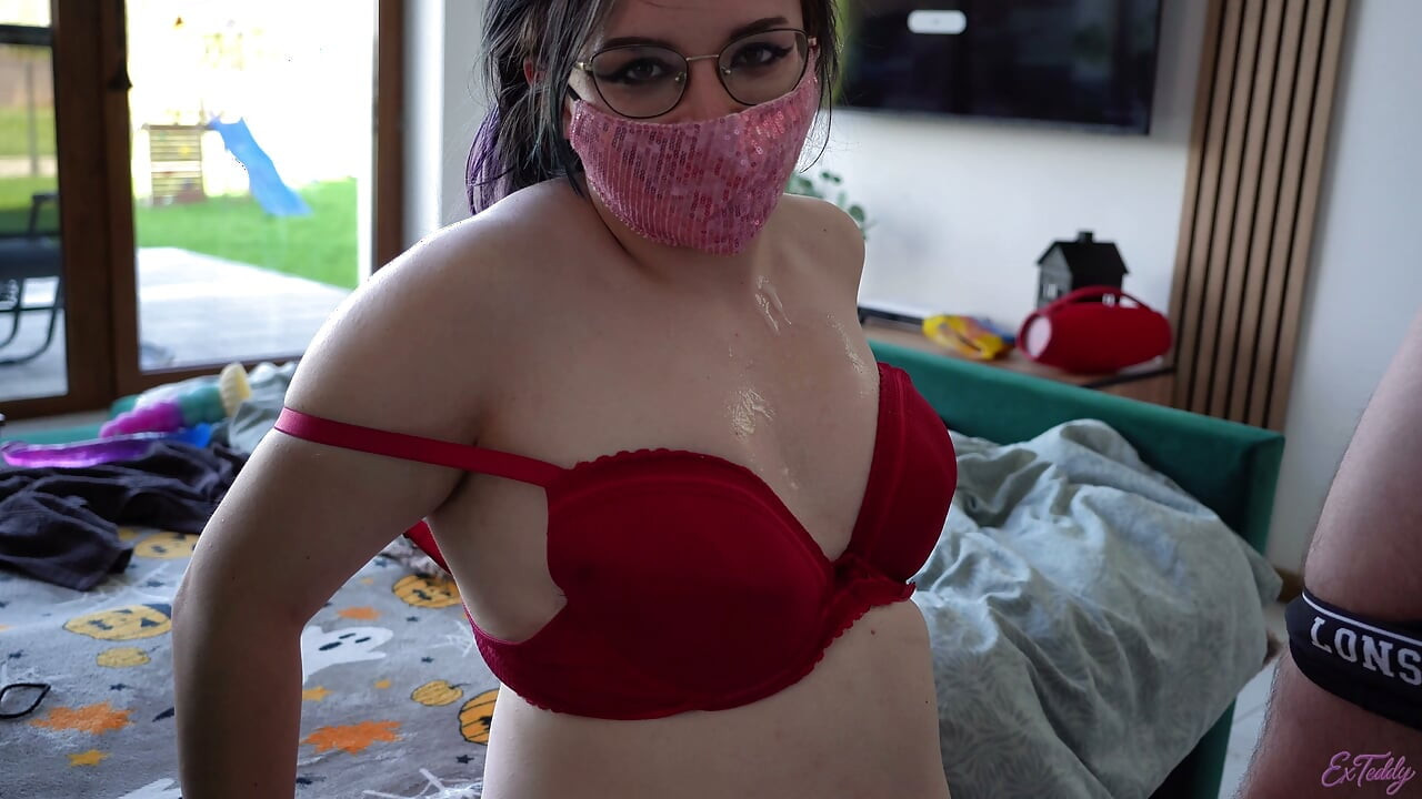 Kırmızı sütyenli ve pembe maskeli 18+ kız yavaş yavaş el işi yapıyor