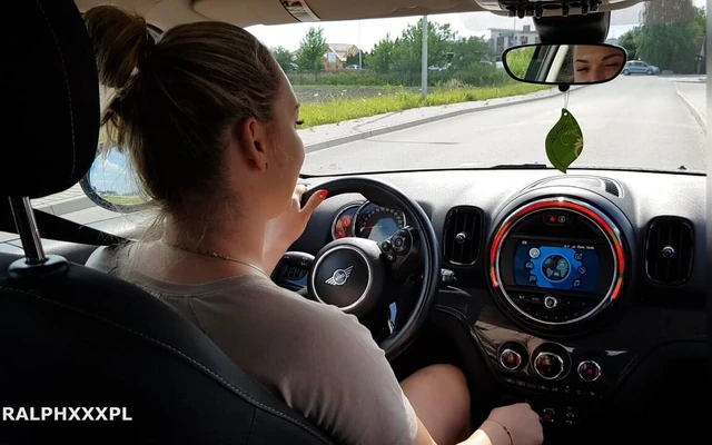 Горячая неверная жена снимает у незнакомца и отсасывает ему в машине на улице