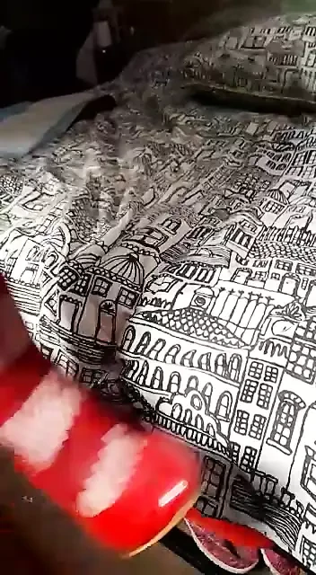 Thelady'nin vücut çorapları ve topuklu ayakkabıları var
