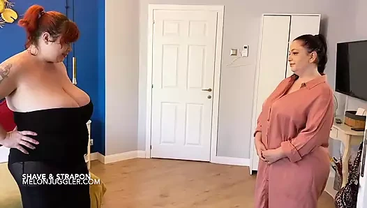 Büyük memeli bayan düzgün vücutlu hizmetçisi tarafından tıraş ediliyor ve sikiliyor