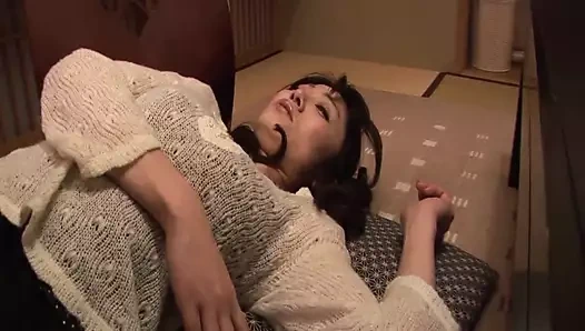 Tatildeyken orta yaşlı seksi kadınla flört ediyor ve sikişiyor - bölüm 13