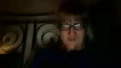 Letonyalı olgun göğüslerini gösterir