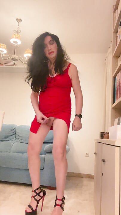 Daniela Monroe İspanyol televizyonu seksi, güzel bacaklar, kırmızı seksi elbise, renkli platform yüksek topuklu ayakkabılar