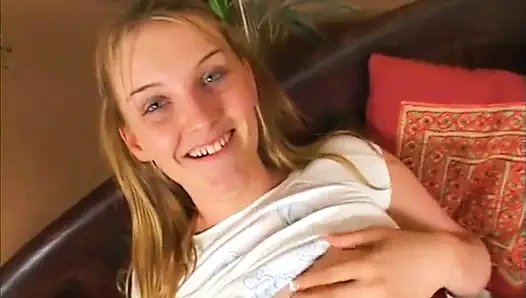 Seksi sarışın amını parmakladıktan sonra çekici bir sakso çekiyor
