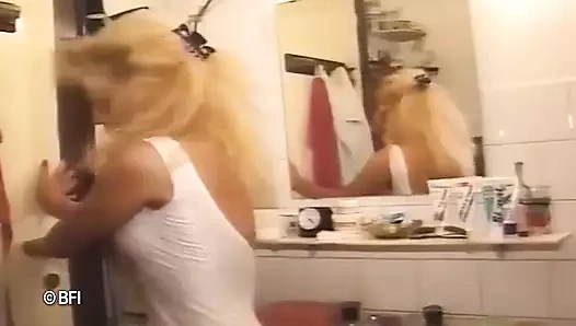 Sarışın banyoda arkadaşının üstüne işiyor