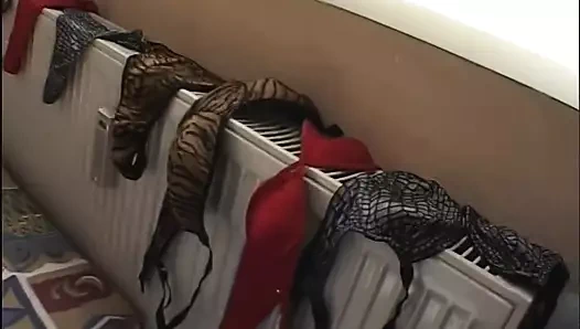 Latina kuemmert sich um den hausmeister