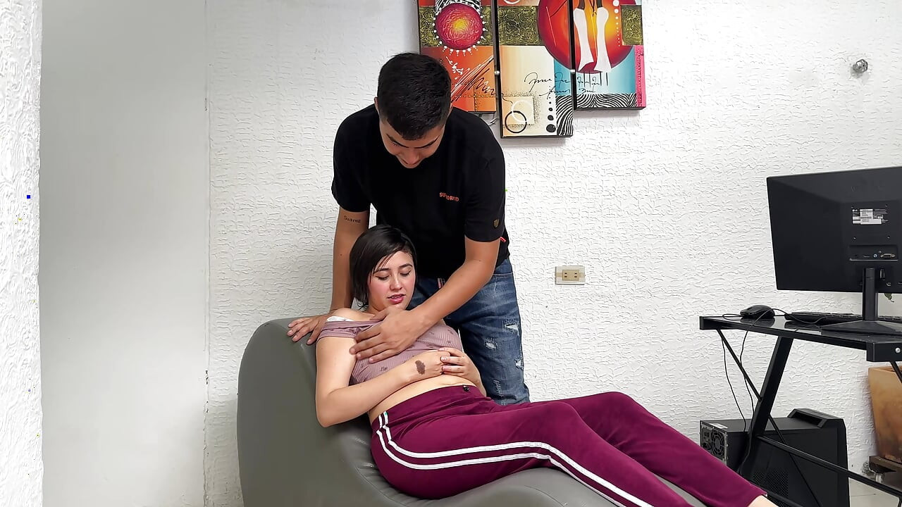 Genç yabancı, sıkı vajinam sütüyle dolana kadar beni sertçe sikmek için psikolog gibi davranıyor.