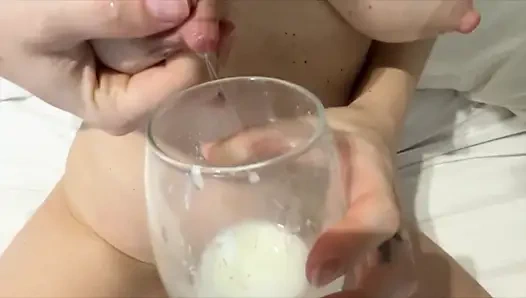 Göğüslerini sağmaya başladı... Ve gelmeye devam etti