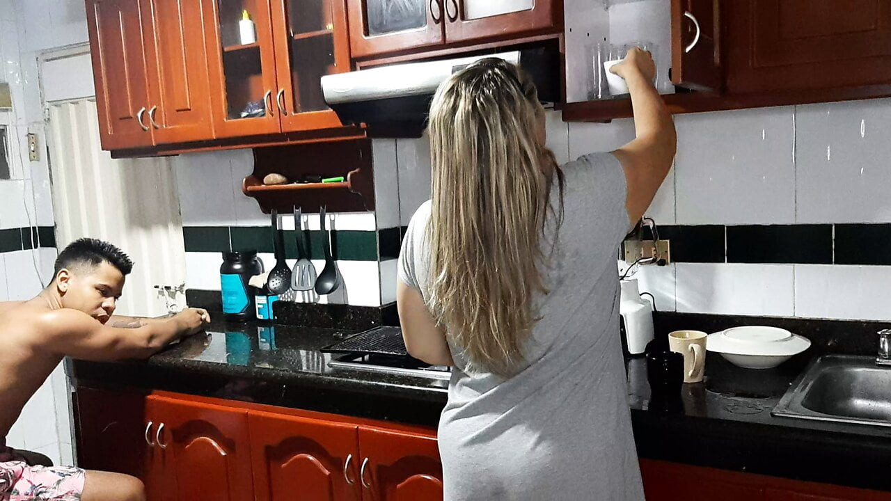 Benim dik üvey beni olgun kedi emmek istiyor