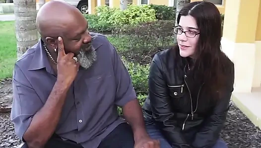 Edepsizce konuşan sürtük zenci yarağını ne kadar sevdiğini anlatıyor büyük zenci yarağını