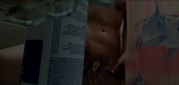 Üvey kardeşim beni banyoda kedimi traş ederken filme aldı - mart foxie