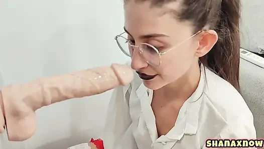 Fantezi sekreter sakso çekiyor dildo boşalması