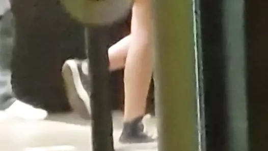 Etekli sarışın kız külot giymiyor ve kardeşimi sikmiyor