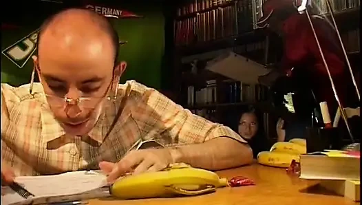 Kırmızı iç çamaşırlı sürtük ev hanımı kocasını büyük siyah yarakla aldatıyor