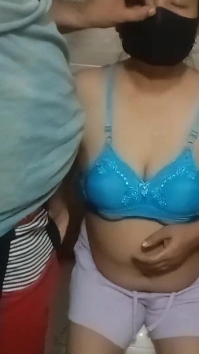 Bengalli desi banyoda üvey kız kardeşini sikiyor banyoda sert sikiliyor, tam sert sikiş | Klip 1