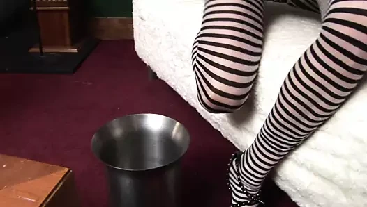 Yaramaz sarışın ıslak amından büyük yarağa biniyor