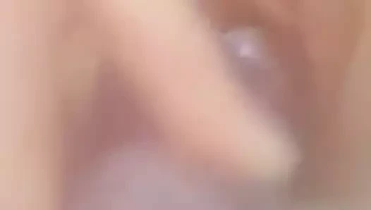 sarışın oynuyor içinde duş