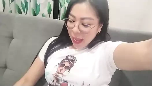 Ateşli Asyalı kamera önünde dans yapıyor