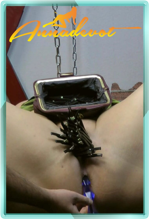 Kıçında yapay penis ve amcık kenetlenmiş, sadece azgın, bu beni tahrik ediyor, gel şimdi sikini ağzıma sok.