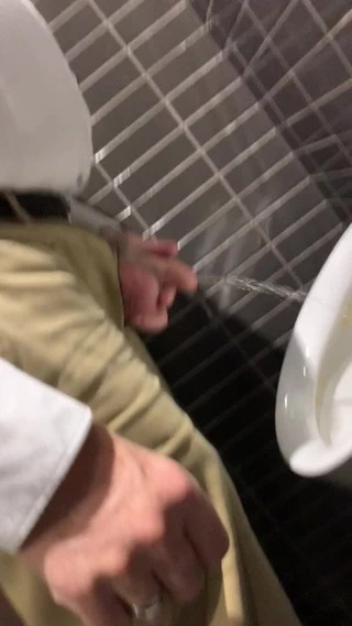 Sarılmak top umumi banyo ile olgun adam