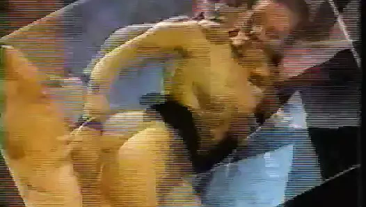 genç göğüsler &amp; KEDİ &amp; popo üzerinde masa sikiş