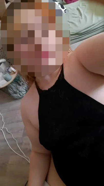 Çalışırken büyük amcığımı titretiyorum