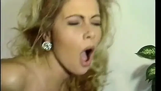 Azgın sarışın her iki deliği de büyük yaraklarla genişletiyor