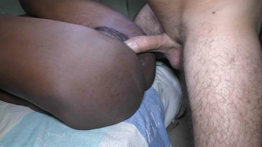 Büyük beyaz horoz abanozun sıkı kıllı am deliğine boşalır