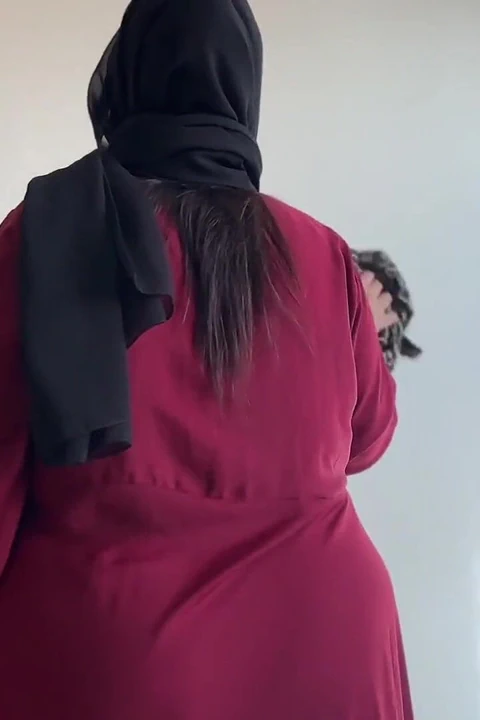 Suudi Arabistan'da yatak odasını temizlerken büyük götlü güzel bir hizmetçiyi sikiyor - göt sikişi ve boşalma