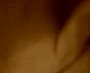 kendini parmaklıyor