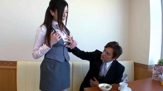 İnce Japon garson kız Japonya'daki restoranda yaşlı müşteri tarafından sikiliyor ve dölleniyor