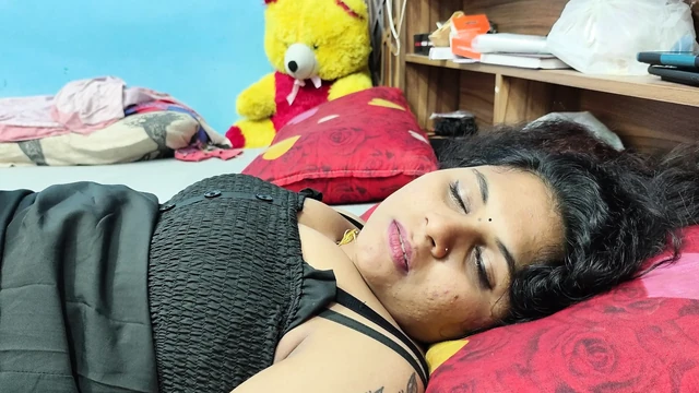 Kız arkadaş erkek arkadaşıyla evde ilk kez seks yapıyor ve sidik, kız arkadaş ve erkek arkadaş yatak odasında ateşli sikişiyor ve işiyor