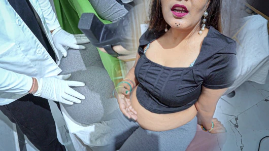 Oh doktor lütfen beni sik...! Tıbbi muayene sikiş seansı dönüyor - Hintli kıllı amcık hastası doktor tarafından sert sikiliyor.